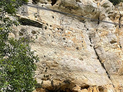 Steilwand des Angoumiens mit Karströhren unterhalb vom Schloss Aucors