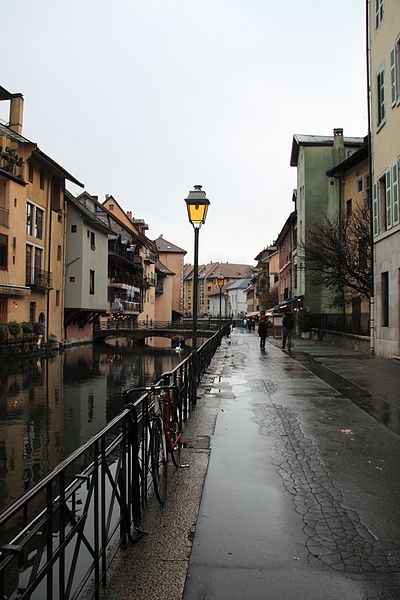 File:Rue et canal, Annecy.JPG