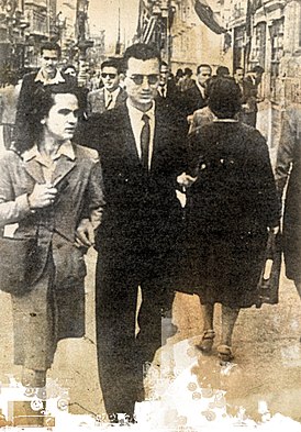 Зисис Скарос со своей женой, в день своего собственного освобождения и освобождения греческой столицы силами Народно-освободительной армии Греции, 12 октября 1944 года
