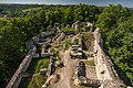 Blick auf die Burg vom Turm aus. Rechts der Eingang, links die Überreste von Gebäuden