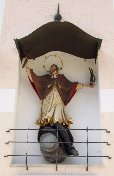 File:Saalbach Pfarrhof Statue 1.png