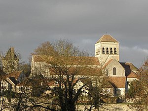 Saint-Loup-de-Naud (77) Village et Priorale.jpg