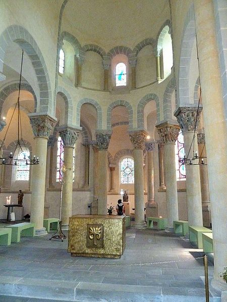 File:Saint Nectaire.- Les colonnes et chapiteaux du rond-point dans l' église.JPG