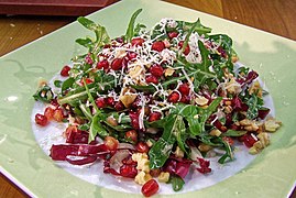 Salat mit Rukola, Granatapfel und Walnüssen