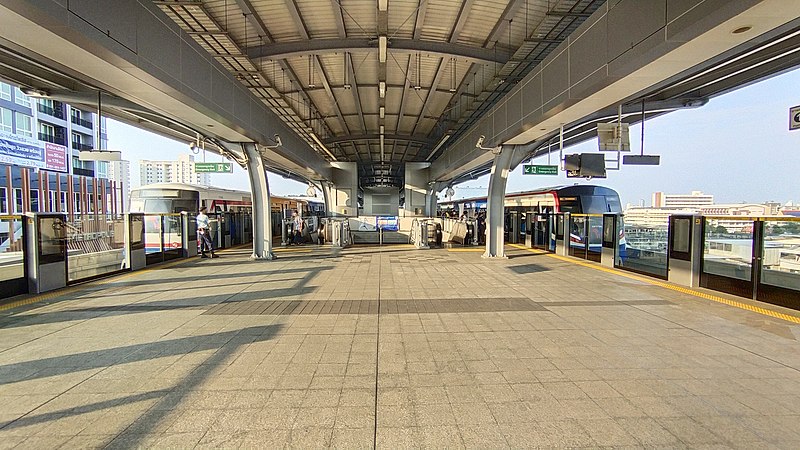 File:Samrong BTS station in March 2022.jpg