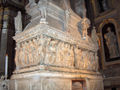 Šv. Dominyko arka, sarkofagas − Nikola Pizano mokinių darbas. Šv. Dominyko bažnyčia, Bolonija