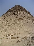 Utsikt över pyramiden från sydväst.