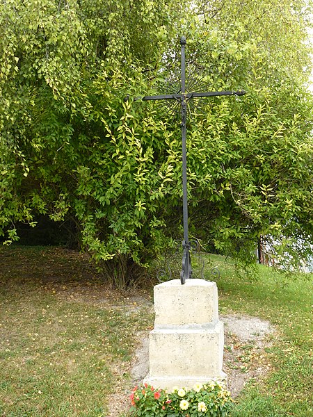 File:Saulces-Champenoises (Ardennes) croix de chemin D25 ouest.JPG