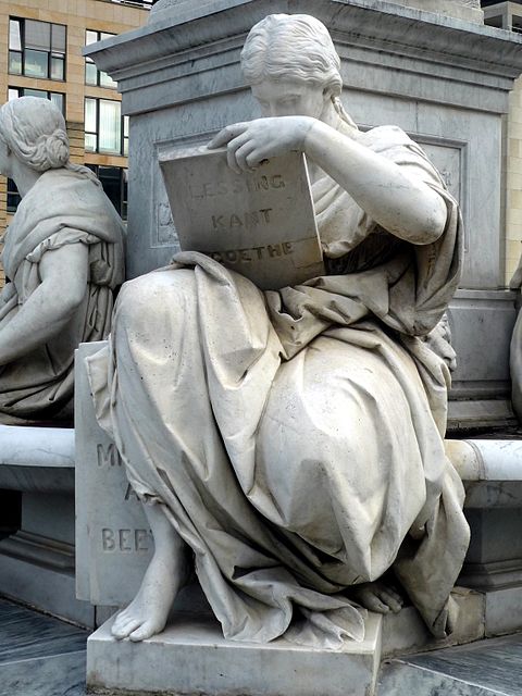 "Figura Allegorica: La Storia" particolare dal Memoriale di Schiller, scultura di Reinhold Begas (ca.1900)