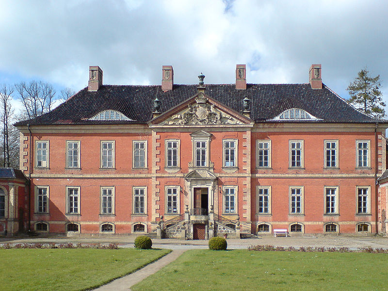 File:Schloss Bothmer, Corps de Logis-2.JPG