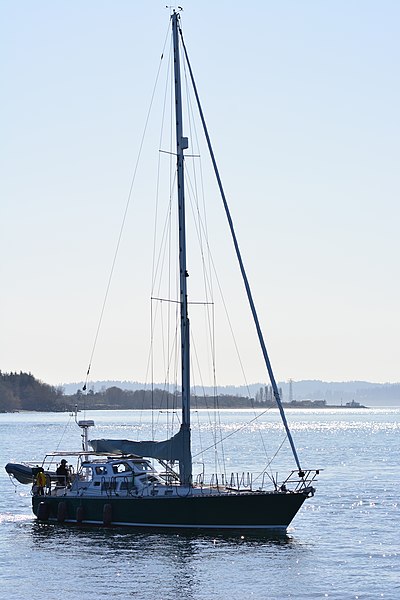 File:Seattle - 'Mentor' motoring in to Shilshole Bay Marina.jpg