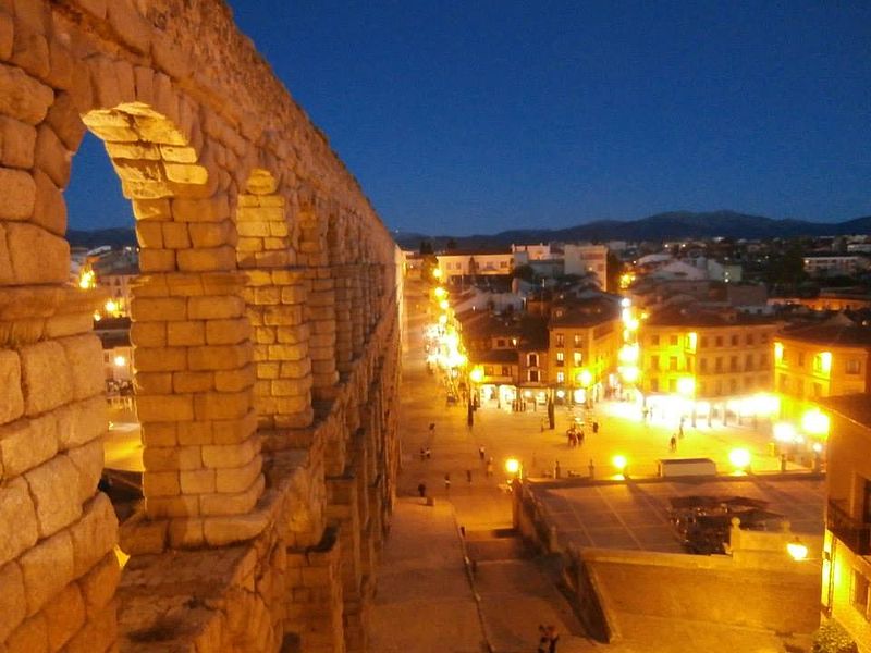 File:Segovia y sus luces.jpg