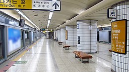 Seoul-metro-630-Itaewon-station-platform-20181126-155148.jpg
