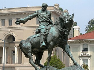 statue de Sheridan chevauchant un cheval et agitant un chapeau