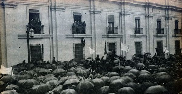 March in support of the proclamation of the Socialist Republic of Chile, in front of La Moneda Palace (June 12, 1932)