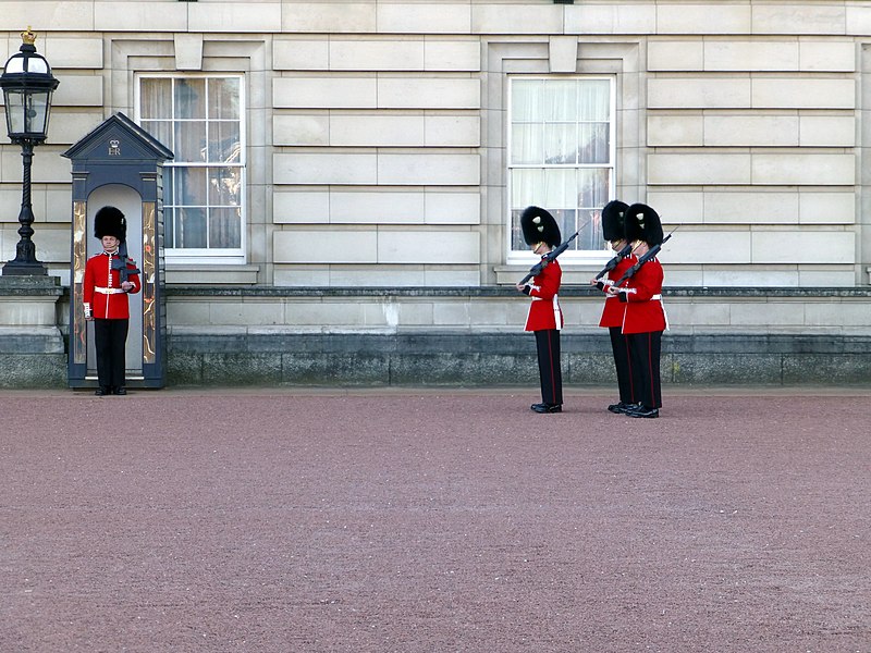 File:Soldiers outside Buckingham Palace - geograph.org.uk - 3431274.jpg