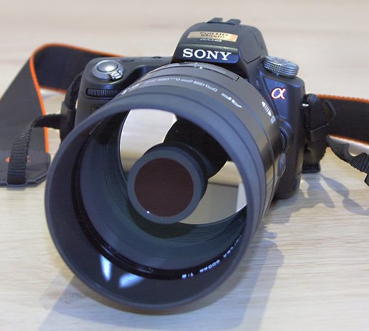 Minolta AF 500mm F/8 Catadioptrisch fotografisch objectief, gemonteerd op een Sony Alpha 55 camera