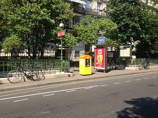 Sortie du mtro rue de la Pompe.