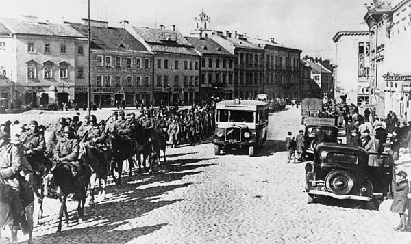 Soviet troops led by cavalry enter Wilno which was unable to launch its own defence