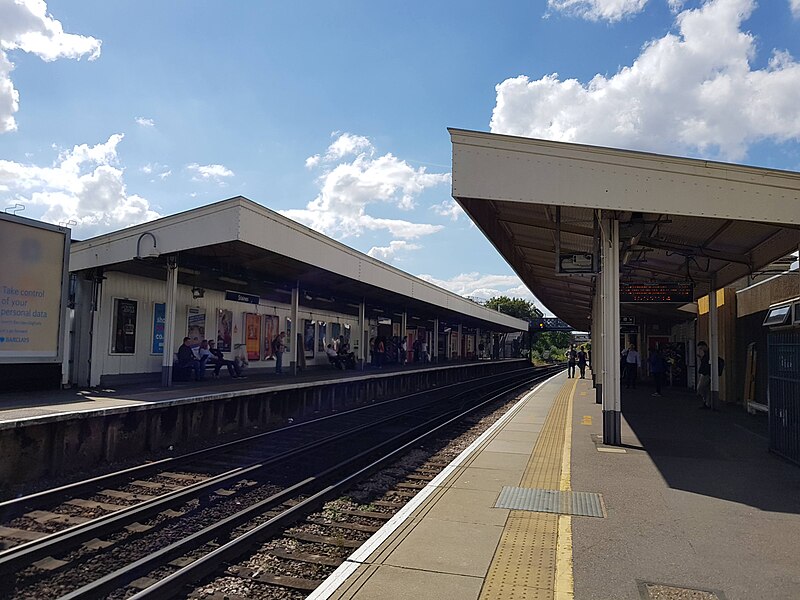 File:Staines station 20180731 152214 (49825193391).jpg