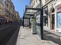 Station Anatole France : abri standard et distributeur de titres de transport