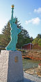 位於挪威羅加蘭郡Karmøy市的自由女神複製像。
