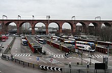 Der Busbahnhof Stockport mit dem historischen Eisenbahnviadukt im Hintergrund