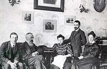 Ihmiset istuvat Rimski-Korsakovin olohuoneessa, vasemmalta oikealle: Stravinski, Rimski-Korsakov, Rimskin tytär Nadežda Rimskaja-Korsakova, hänen sulhasensa Maximilian Steinberg, Stravinskin ensimmäinen vaimo Jekaterina Gavrilovna Stravinskaja