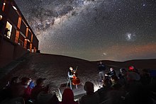 Выступление Ма в Паранальской обсерватории, где находится Very Large Telescope[49].