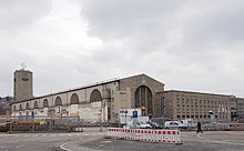 Nord- und Ostseite des Bahnhofsgebäudes im Februar 2015, Nordausgang in der Bildmitte