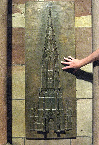 File:Tastrelief von Josef Dettlinger (1997) im Freiburger Münster, Westturm 2.jpg