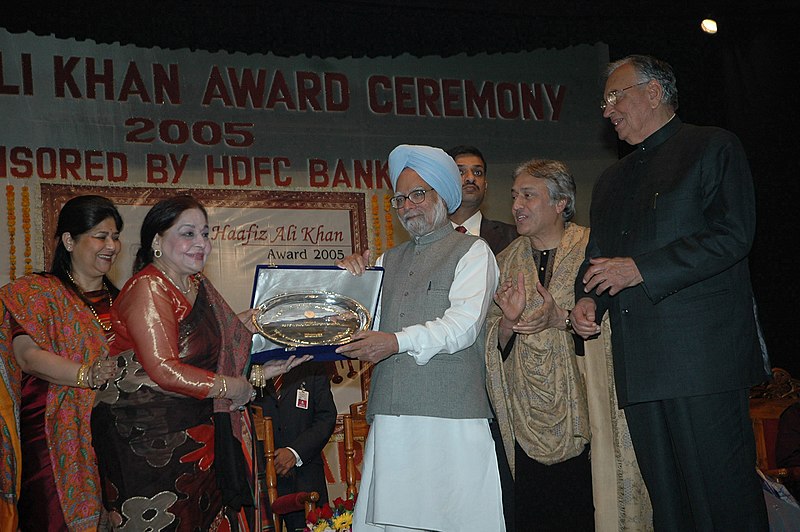 File:The Prime Minister, Dr. Manmohan Singh presenting the Ustad Haafiz Ali Khan Award to the legendary Pakistani Ghazal Singer Begum Farida Khanam at a function in Gwalior, Madhya Pradesh on December 17, 2005.jpg
