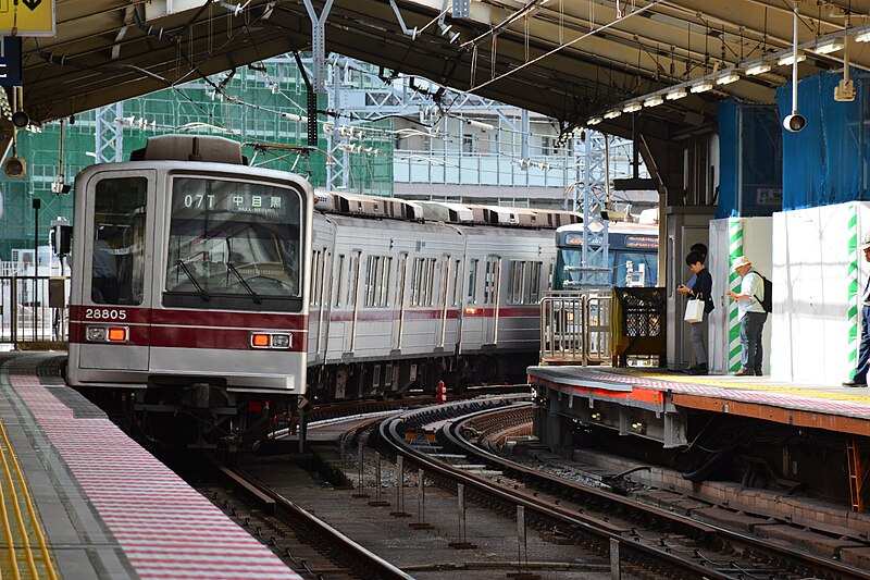 File:Tobu 28805 at Minami-Senju Sta 2016-10-07 1.jpg