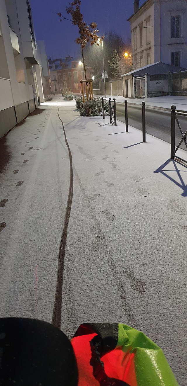 Ślad roweru na śniegu