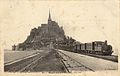 Mont-Saint-Michel mit nach Pontorson abfahrendem Zug