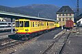 Schmalspurzug mit Sommerwagen, im Vordergrund der Umladebahnsteig zur Regelspur, 2002