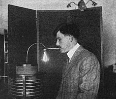 Transtrom's Tesla coil stunts - lighting bulb in mouth.jpg