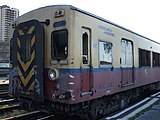 "Ferrocarriles Argentinos"塗装 ミトレ線 写真は厚紙回収労働者専用列車・"Tren Cartonero"の車両で、窓に金網が設置されていることがわかる