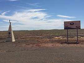 Tropic of the Capricorn monument, Diamantina Developmental Road, 2016.jpg