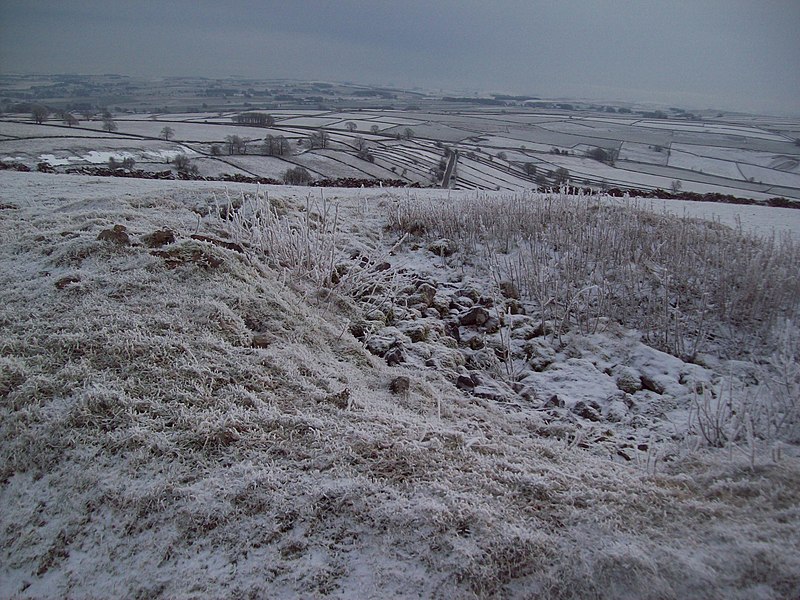 File:Tumulus at the Summit of Chelmorton Low (geograph 2200930).jpg