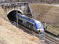 Regionális vonat bukkan elő a Cret d Eau alagútból