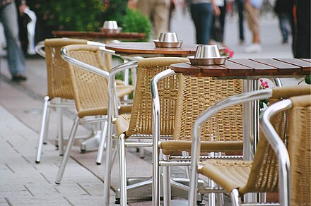Most of the restaurants, cafés and bars have outdoor terraces during the summer season.