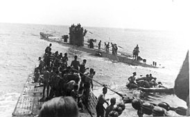 Перевозка пленных с «Лаконии» с U-156 на U-507 (на заднем плане)