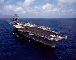 USS America (CV-66) em andamento no Oceano Índico em 24 de abril de 1983 (NH 106552-KN).jpg