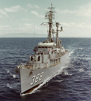 USS Lansing (DER-388) underway off the coast of Oahu on 16 November 1963 (KN-7281).jpg