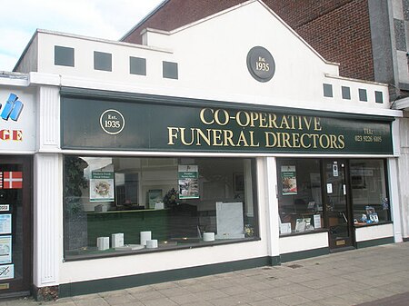 ไฟล์:Undertakers in Waterlooville Shopping Precinct - geograph.org.uk - 1367510.jpg