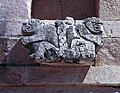 Figur von zwei ineinander verflochtenen Jaguaren im Fries der Südfassade
