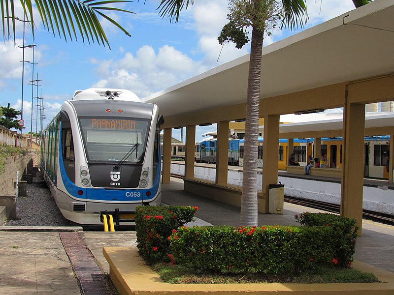 File:VLT na estação central da Ribeira.jpg