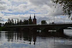 Vammaskosken silta Rautaveden puolelta, taustalla Tyrvään kirkko.