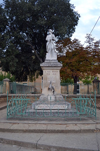 File:Vers-Pont-du-Gard, monument aux morts.JPG